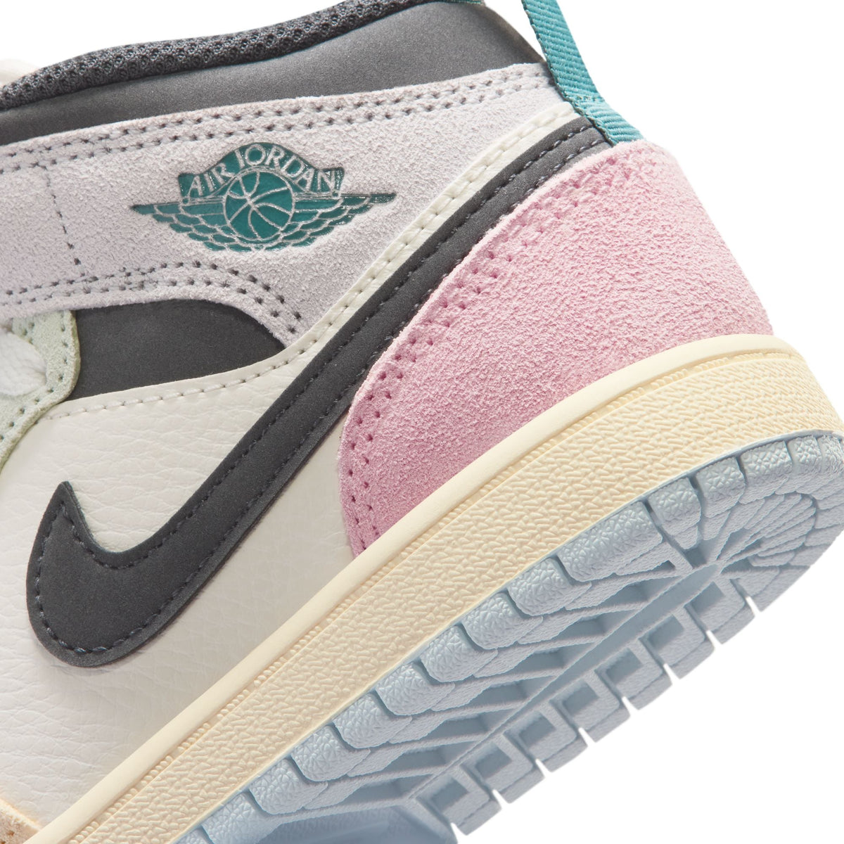Air Jordan 1 Mid SE - Youth Sneakers